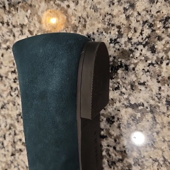 VIONIC POSEY PERFORATED BALLET FLAT IN FOREST GREEN SUEDE. SIZE 8. - Picture 9 of 10
